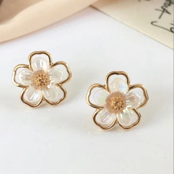 Jewelry - ✨7/$35✨White and gold daisy flower iridescent small boho stud dainty earrings